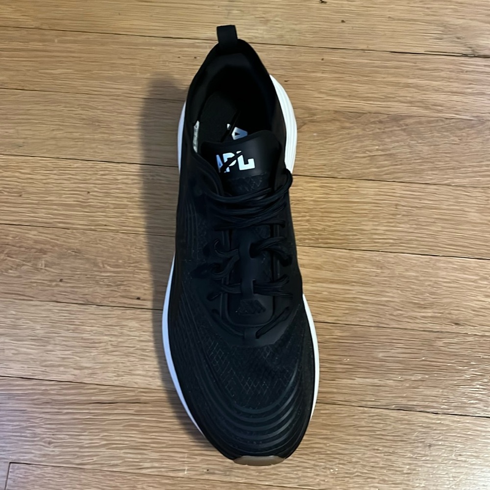 APL women’s streamline sneakers in size 9 1/2
